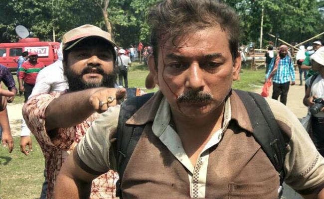 बंगाल : नेताओं का गुस्‍सा पुलिस ने पत्रकारों पर निकाला, जमकर चलायी लाठियां, देखें VIDEO