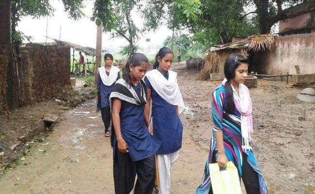 बेटियों में पढ़ने की ललक है, वरना इस स्थिति में कब का छोड़ चुकी होती स्कूल जाना, देखें वीडियो