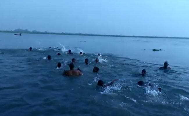 VIDEO : प्रतियोगिता के लिए बक्सर के युवा कर रहे तैराकी का पूर्वाभ्यास