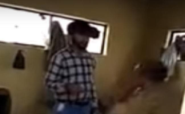 जानें... युवक के पैरों पर क्यों गिरा एक पुलिसकर्मी और मांगी माफी