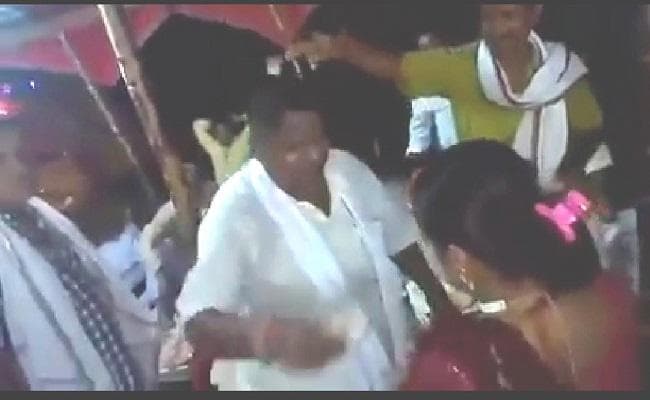 भाजपा के कद्दावर नेता और पूर्व विधायक का नर्तकी के साथ नाचते, पैसा लूटाते वीडियो वायरल