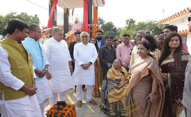बिहार : पूर्व सांसद कमला मिश्र ‘मधुकर’ की प्रतिमा का मुख्यमंत्री नीतीश कुमार ने किया अनावरण