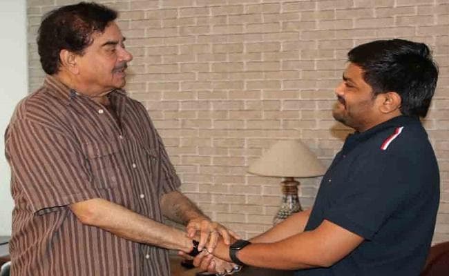 शत्रुघ्न सिन्हा से मिले हार्दिक पटेल, कहा- मंदी के कारण से 4.5 लाख बिहारियों ने छोड़ा गुजरात