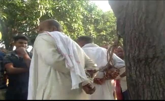 शादी-विवाह के पैसे को लेकर अगुवा व लड़की के पिता को पेड़ से बांध कर पीटने का वीडियो वायरल