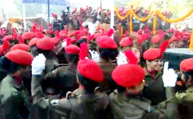 ''''आज कल के लइकी के फेरा...'''' पर महिला सिपाहियों ने लगाये ठुमके, जाने क्या है मामला? ...देखें वीडियो