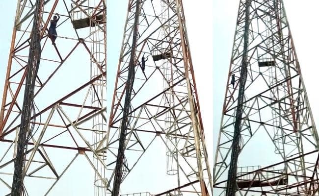 70 फीट ऊंचे टेलीफोन टावर पर चढ़ गयी महिला, मूकदर्शक बने रहे लोग, फिर...