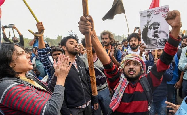 बंगाल में ट्रेन पर ‘पथराव कर'' उसका वीडियो बना रहे 5 लोग गिरफ्तार