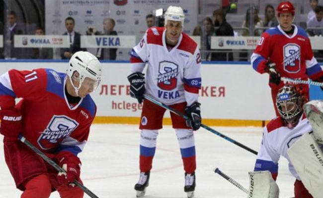 VIDEO : व्लादिमीर पुतिन ने खेला ‘सद्भावना हॉकी मैच'', मुंह के बल गिरे