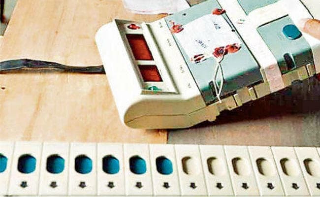 मतदाताओं को प्रभावित करता पोलिंग एजेंट का वीडियो वायरल, गिरफ्तार