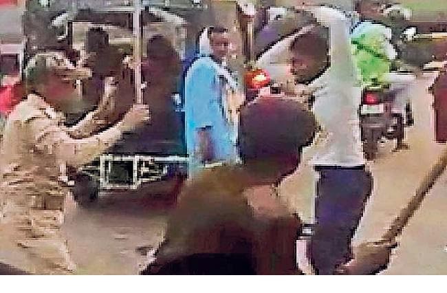 VIDEO वायरल : होमगार्ड जवानों को ऑटो चालक ने पीटा, एक गिरफ्तार