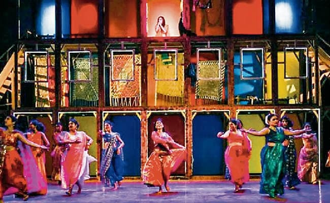 रंग महोत्सव से दूर होते दर्शक