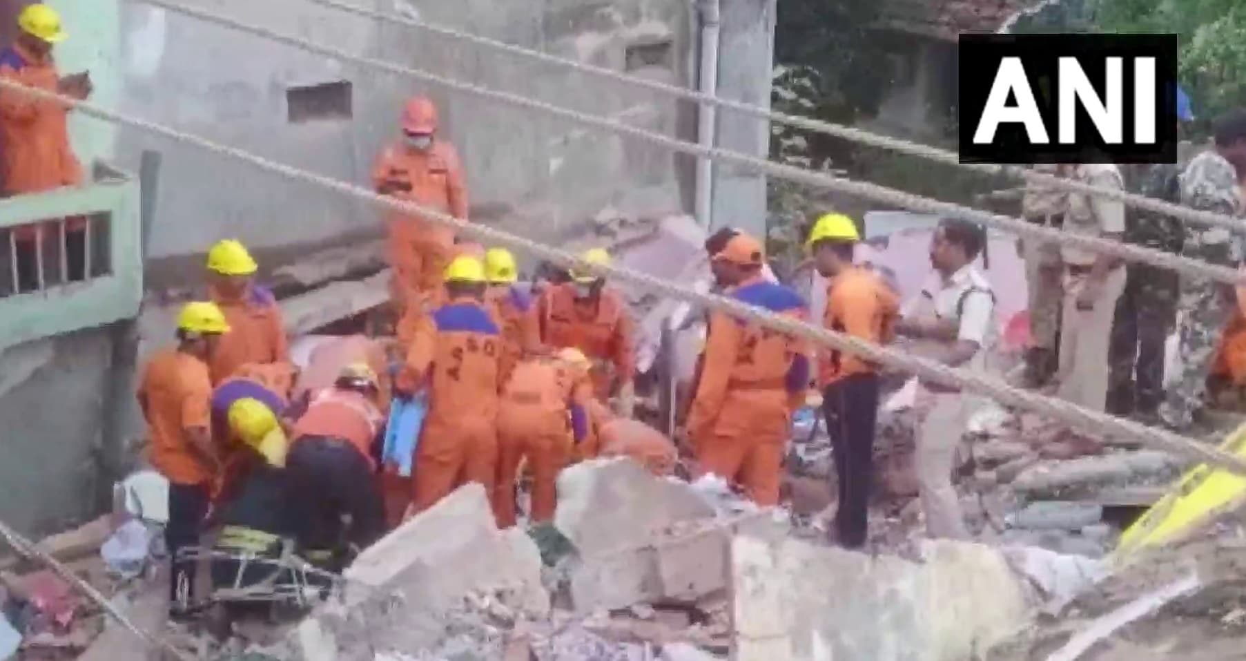 विशाखापत्तनम में तीन मंजिला इमारत गिरने से तीन लोगों की मौत, कई घायल