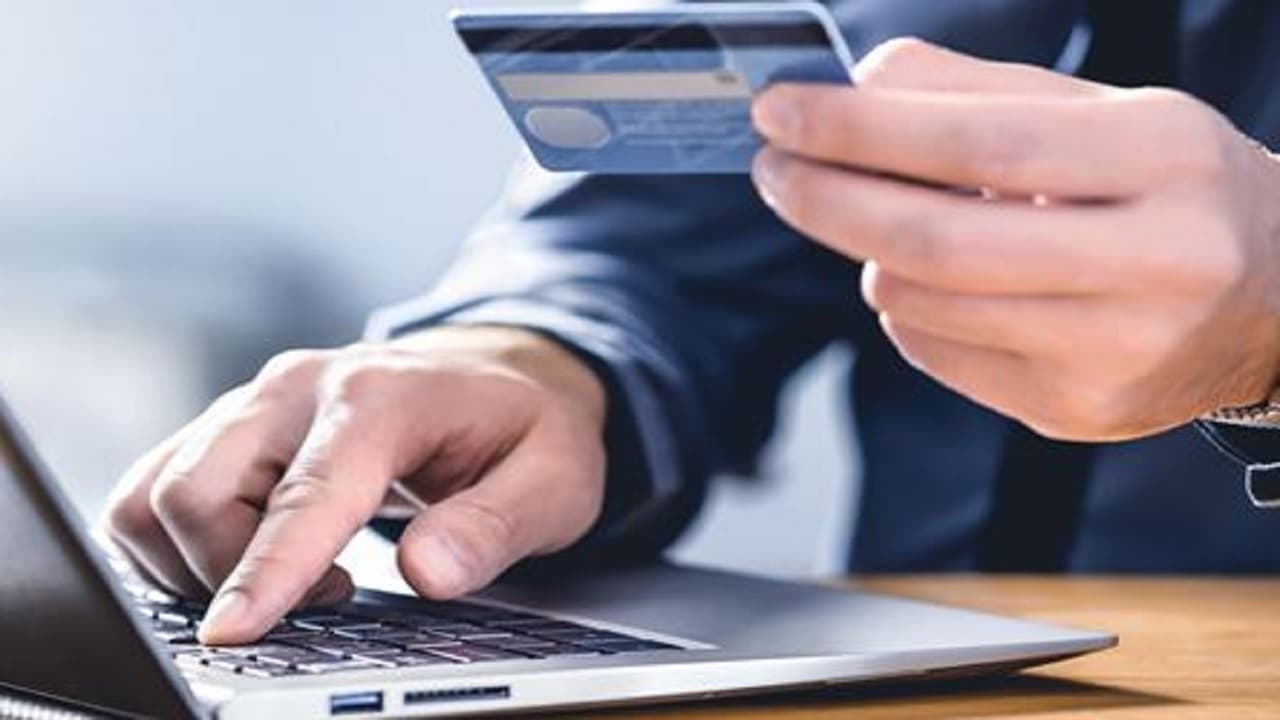 क्रेडिट कार्ड का एनुअल चार्ज बचाने के चक्कर में शख्स ने गंवाए 6 लाख रुपये