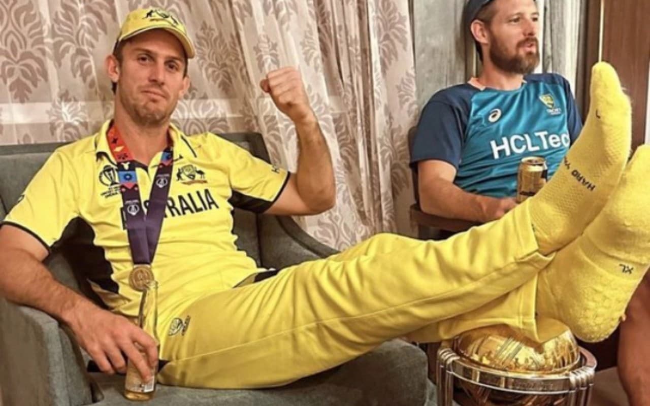 विश्व कप ट्रॉफी पर पैर रखकर तस्वीर लेने पर फैंस ने जाहिर किया गुस्सा, कहा: ‘कुछ तो सम्मान…’