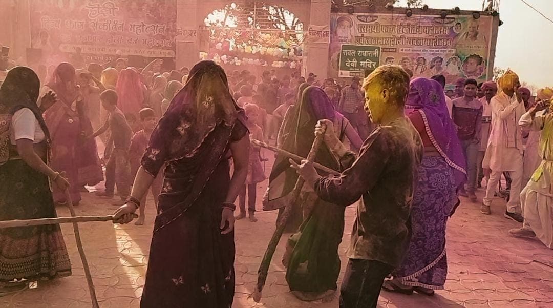 Holi 2023: रावल में भक्तों ने राधा रानी संग खेली होली, रंग बिरंगे कपड़ों में महिलायें लाठियां बरसाती नजर आईं