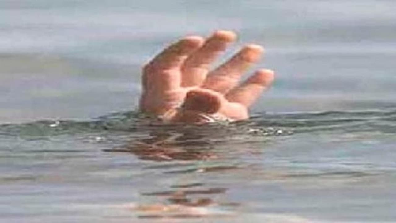 सुल्तानपुर में मछली मारने साथ- साथ नदी में उतरा ग्रामीण डूबा,ग्राम प्रधान के पति की सूझबूझ से बची बेटे की जान