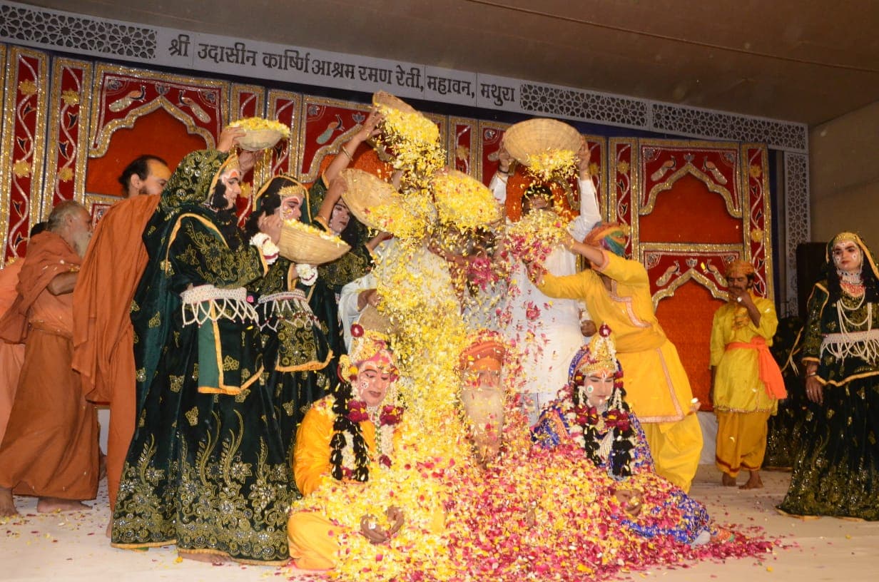 Holi 2023: ठाकुर रमण बिहारी संग भक्तों ने खेली फूलों और अबीर-गुलाल की होली