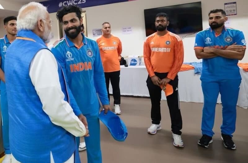 देश आपको देख रहा…टीम इंडिया के ड्रेसिंग रूम पहुंचे पीएम मोदी, भारतीय खिलाड़ियों को दिया खास न्योता