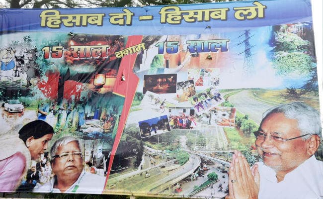 राजधानी पटना में लगा पोस्टर : लालू-राबड़ी के 15 साल बनाम जेडीयू के 15 साल, ...जानें पोस्टर में और क्या है?