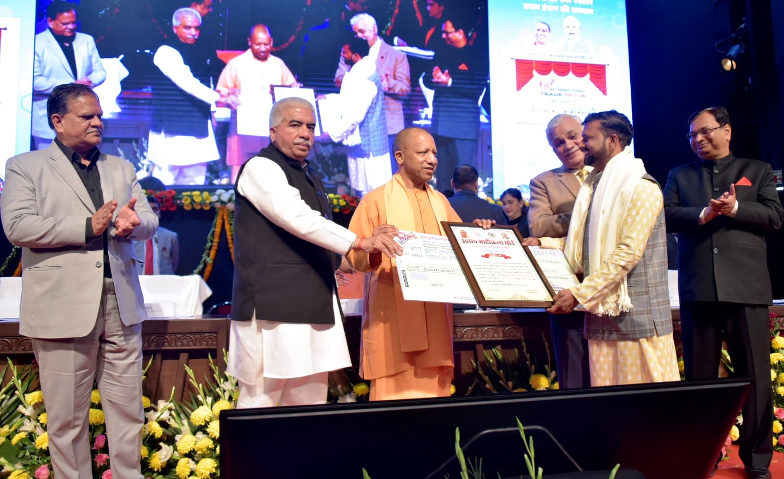 सीएम योगी ने औद्योगिक आस्थानों और ओडीओपी सीएफसी की 13 परियोजनाओं का किया शुभारंभ