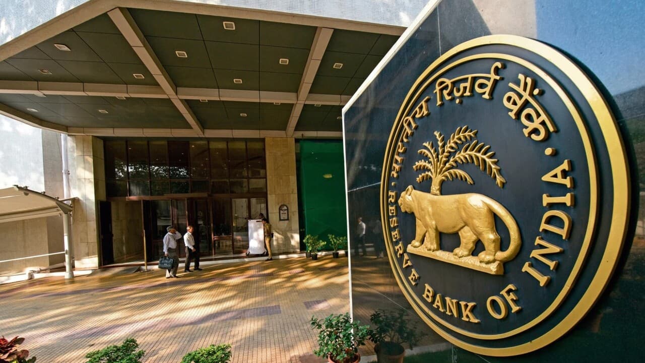 RBI: जल्द कई स्मॉल फाइनेंस बैंक बनेंगे रेगुलर बैंक, रिजर्व बैंक ने मांगा आवेदन, जानें आप पर क्या होगा असर
