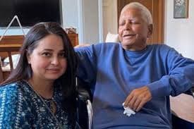 Bihar Politics: रोहिणी की विपक्ष को चेतावनी,”पहले बेटा बेटी से लड़ लें… फिर पिता से लड़ने की सोचें”