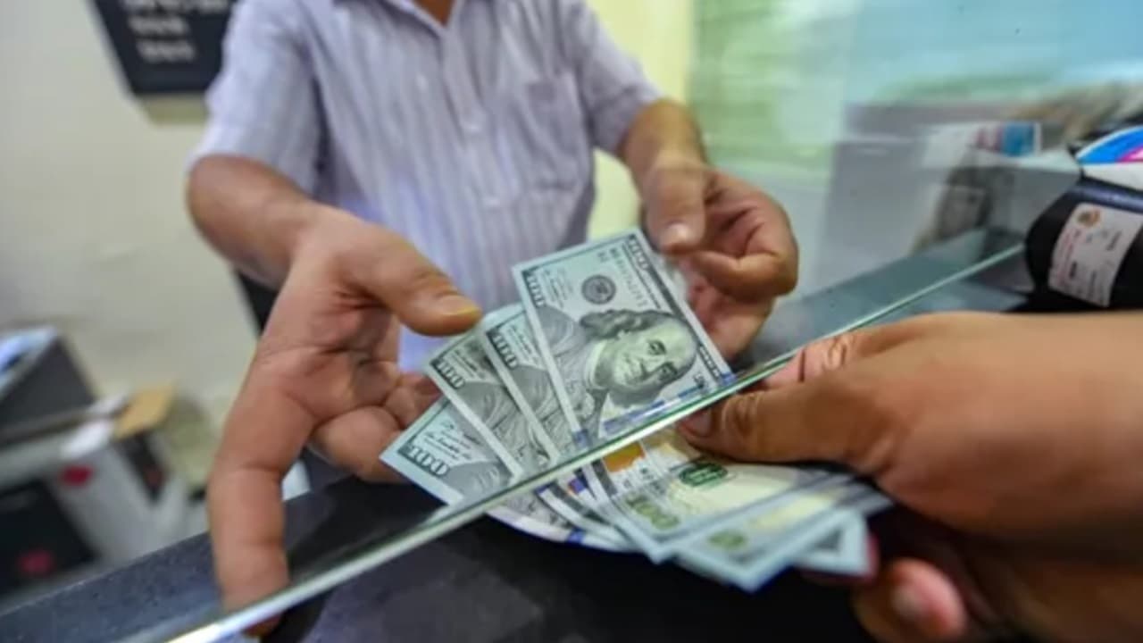 Currency Exchange: विदेश घूमने जाने का बनाया है प्लान, करेंसी एक्सचेंज के ये टिप्स रखें ध्यान, नहीं होगा नुकसान