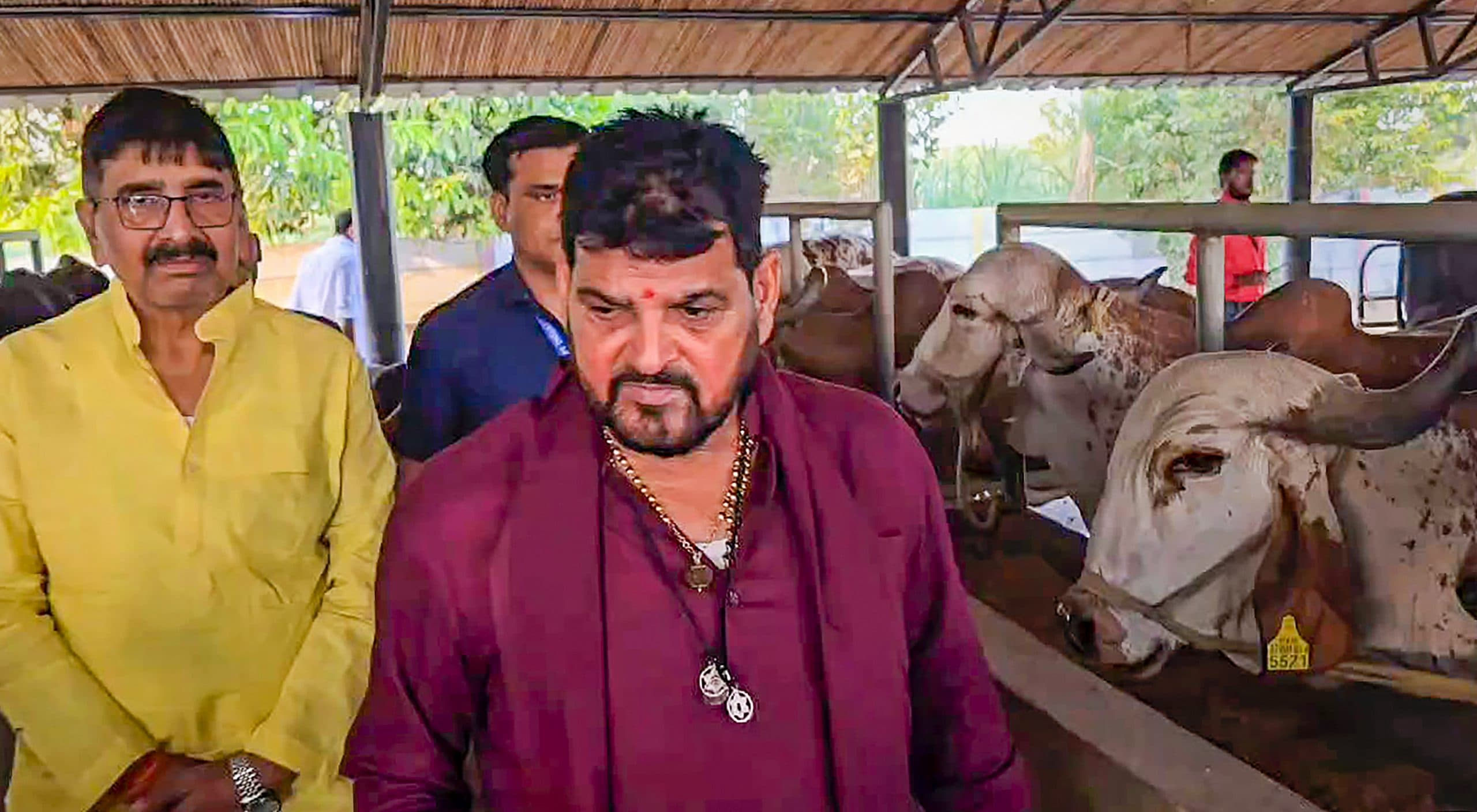 Lok Sabha Election 2024 : ‘जय श्री राम’ के नारे के साथ बेटे के नामांकन के लिए घर से निकले बृजभूषण शरण सिंह