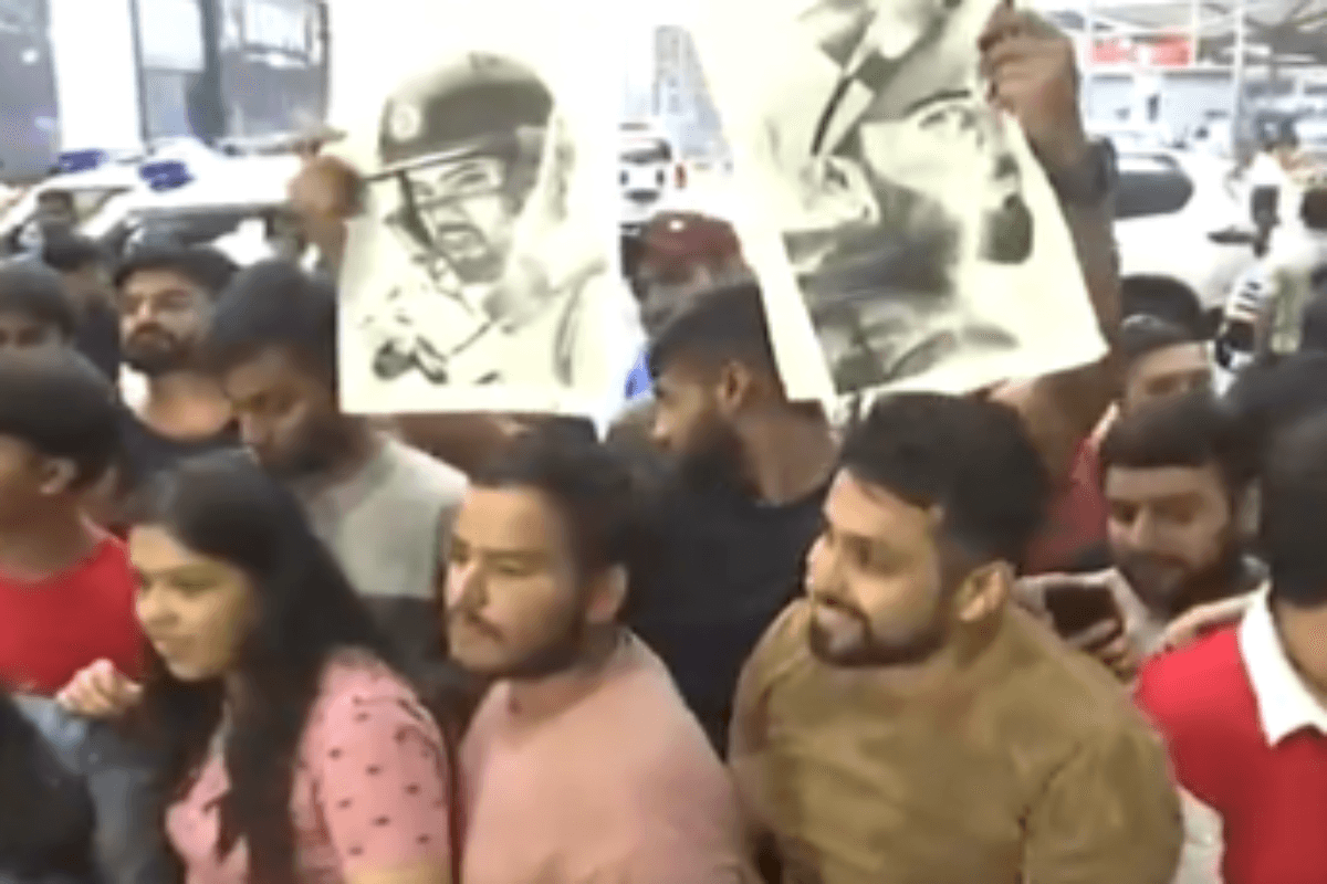 Rohit Sharma की एक झलक पाने को बेताब दिखे फैंस, सुबह 3 बजे से एयरपोर्ट में लगी भीड़