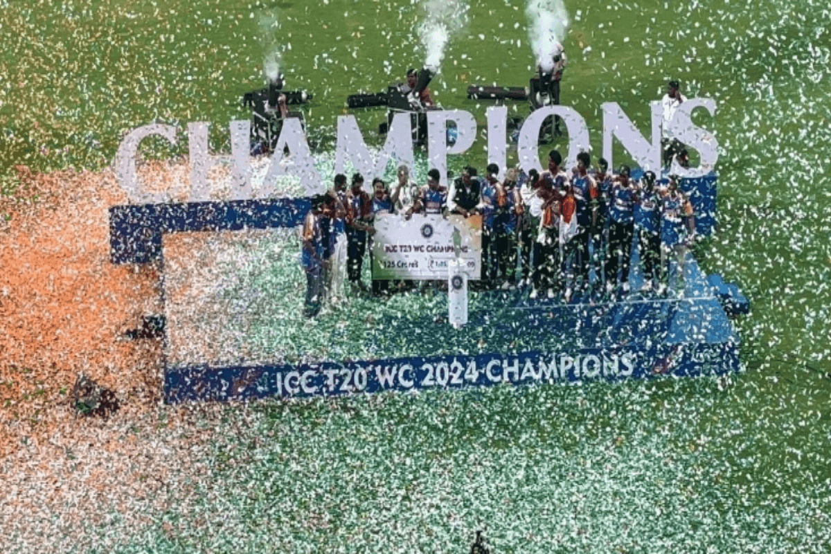 टीम इंडिया पर पैसे की बारिश, BCCI ने दिया करोड़ो रुपये का चेक