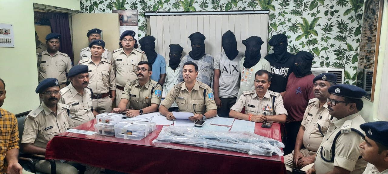 शराब दुकान लूटकांड में अंतरराज्यीय गिरोह के आठ अपराधी गिरफ्तार, 55 पेटी विदेशी शराब जब्त