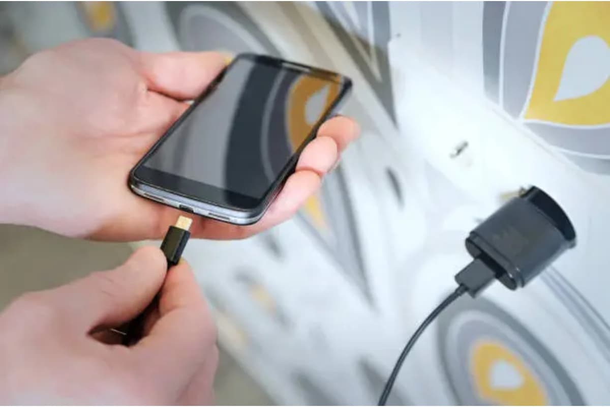 Smartphone Charger: कैसे पता लगाएं चार्जर असली है या नकली, यह पढ़ लेंगे तो नहीं होगा नुकसान