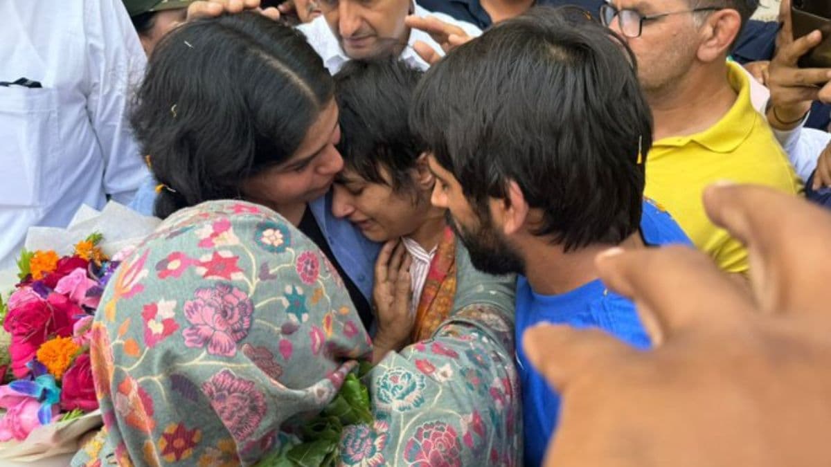 पेरिस ओलंपिक से घर लौटने पर रो पड़ी Vinesh Phogat, हुआ भव्य स्वागत, देखें वीडियो