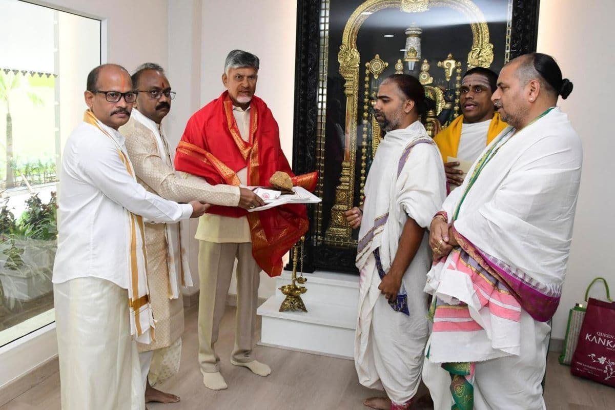 Tirupati Laddu Controversy: तिरुपति लड्डू विवाद की जांच के लिए SIT, मंदिरों के लिए SOP जारी करेगी नायडू सरकार