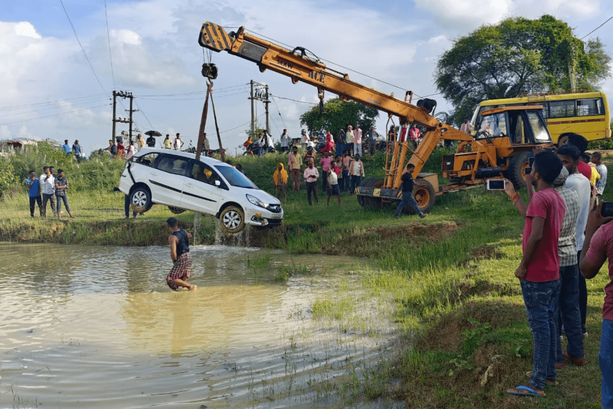 Dumka Road Accident: स्कूल बस के धक्के से हाई स्कूल टीचर की कार तलाब में डूबी, बाल-बाल बचीं, देखें तस्वीरें
