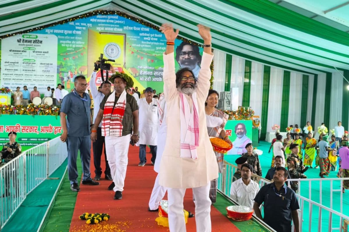 कल्पना सोरेन के विधानसभा क्षेत्र में हेमंत सोरेन ने की सौगातों की बारिश, आम लोगों पर पुष्पवर्षा