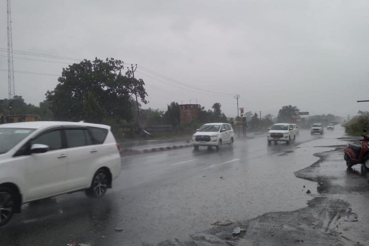 VIDEO: भारी बारिश के बीच जमशेदपुर की ओर बढ़ रहा प्रधानमंत्री नरेंद्र मोदी का काफिला