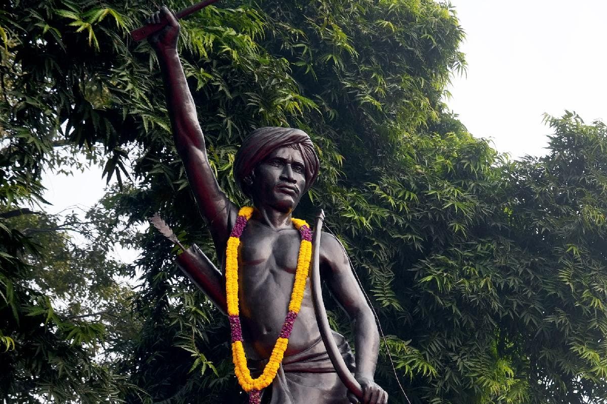 Birsa Munda Punyatithi: बिरसा मुंडा 25 साल की छोटी सी जिंदगी में कैसे बन गए धरती आबा?