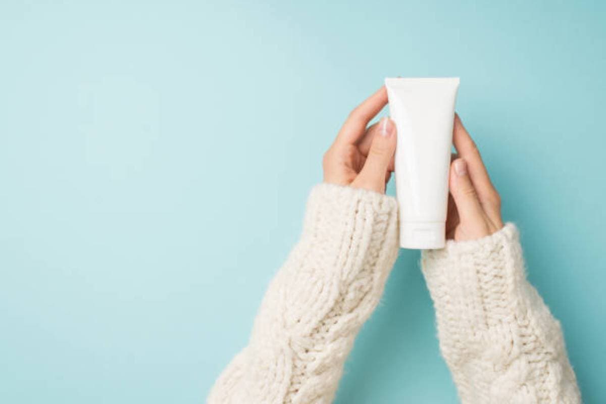 Winter Skin Tips: सर्दियों में ऐसे करें अपने हाथों की केयर, नहीं होंगे रूखे और बेजान