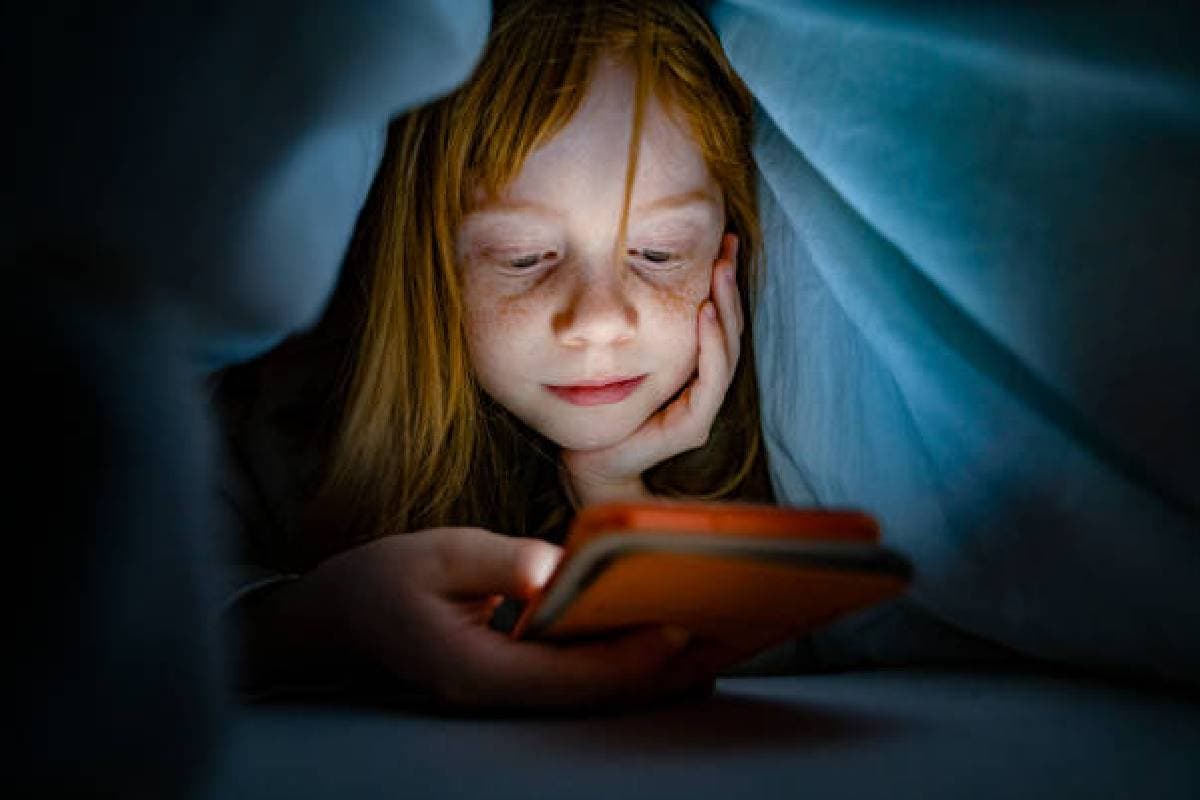 Health Tips: बच्चे को लगी है मोबाइल की लत, ऐसे उतारे मोबाइल का भूत, अपनाएं ये टिप्स