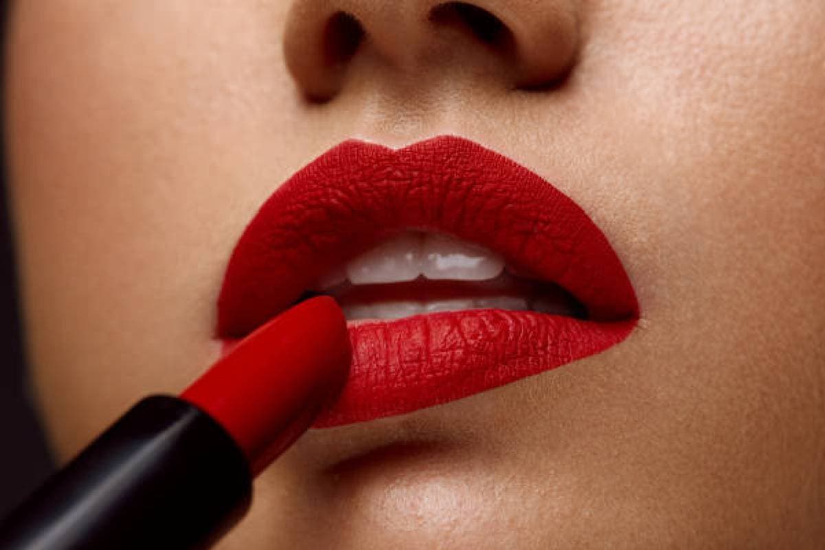Lipstick Tips: अगर आप भी होठों पर लगी लिपस्टिक खा जाती हैं, तो फॉलो करें ये ट्रिक्स
