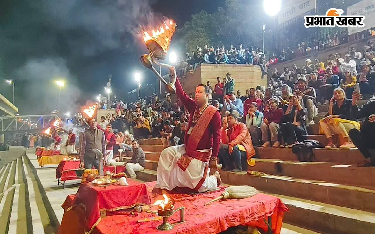 Photos: पटना में 4 महीने बाद फिर शुरू हुई गंगा महाआरती, श्रद्धालुओं की उमड़ी भीड़