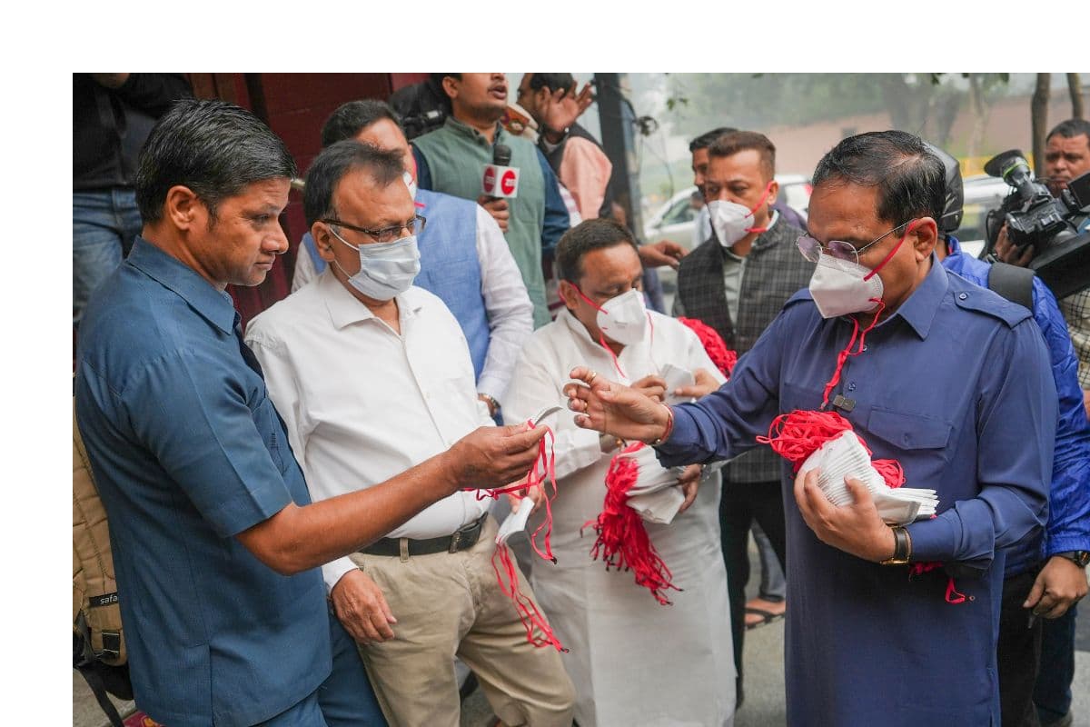Delhi Lockdown: दिल्ली में ‘लॉकडाउन’ जैसी स्थिति, स्कूल बंद, SC ने मास्क पहनने की दी सलाह, वर्क फ्रॉम होम की मांग