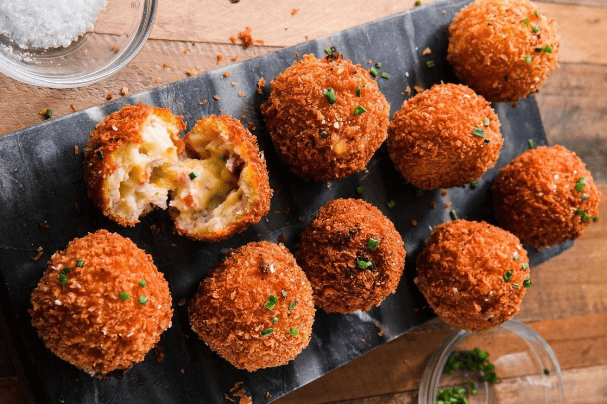 Christmas Appetizers Cheese Puffs Recipe: चीज पफ्स से जीते मेहमानों का दिल सब करेंगे वाह-वाह!!