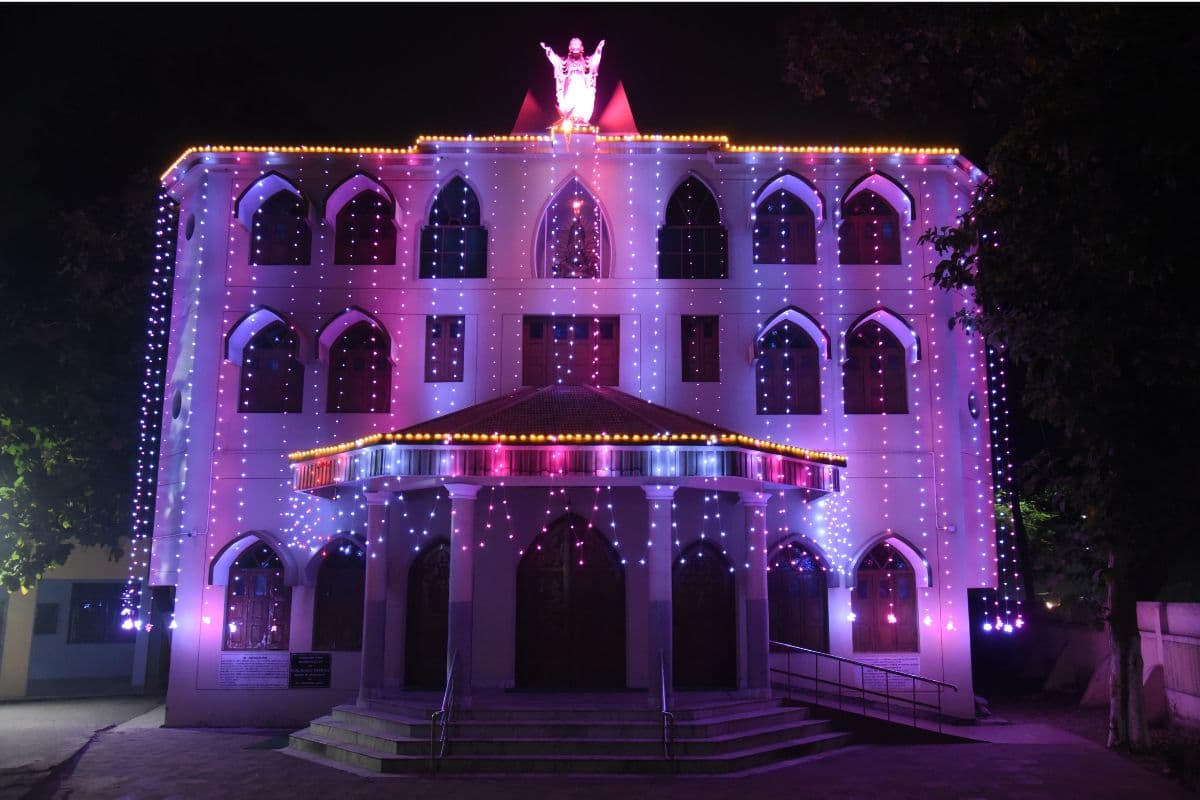 लाइटिंग से गिरजाघरों की बढ़ी खूबसूरती, बाजार पर चढ़ा क्रिसमस का रंग