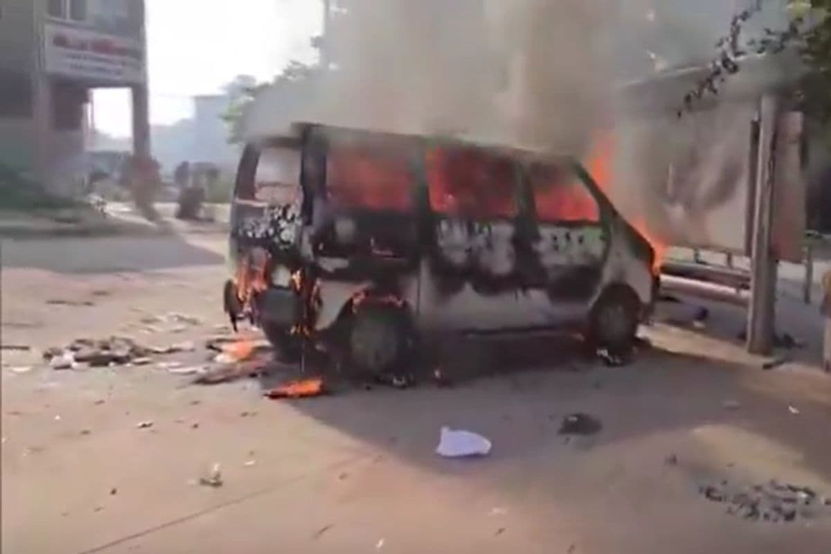 Gurugram Clash VIDEO: खाने-पीने को लेकर दो गुटों में झड़प, गाड़ियों को किया आग के हवाले