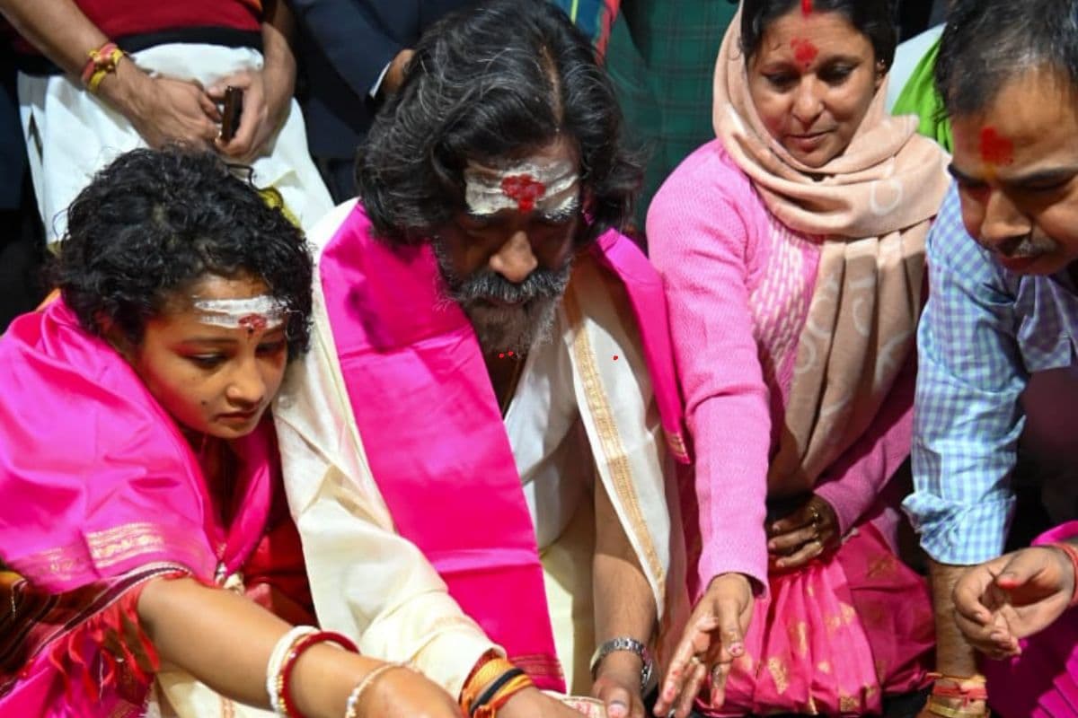 सीएम हेमंत सोरेन ने पत्नी कल्पना सोरेन संग बाबा बैद्यनाथ व बासुकिनाथ मंदिर में की पूजा, देखें तस्वीरें