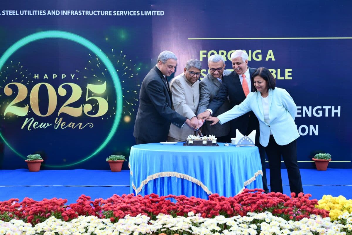 जमशेदपुर की सुविधाओं में नहीं होगी कटौती, नए साल पर केक कटिंग कर बोले टाटा स्टील के ग्लोबल एमडी टीवी नरेंद्रन
