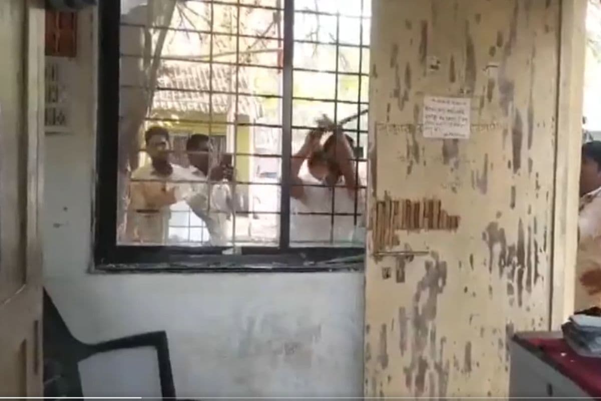 Pune Nirbhaya Case: पुणे में निर्भया जैसी हैवानियत, बस में महिला से दुष्कर्म, गुस्से में लोगों ने की तोड़फोड़