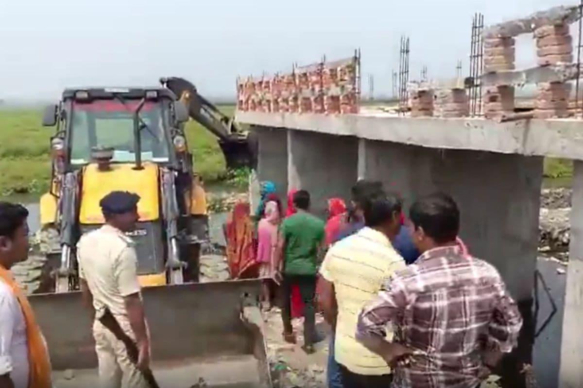 Video: ये बिहार है भैया! भू माफियाओं ने नदी पर बना दिया निजी पुल, कारण जान रह जायेंगे हैरान